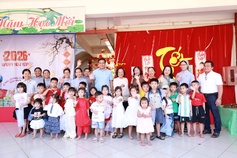 ĐOÀN LÃNH ĐẠO THÀNH PHỐ DẾN THĂM, TẶNG QUÀ VIÊN CHỨC - NGƯỜI LAO ĐỘNG VÀ CÁC NỮ TU ĐANG LÀM VIỆC TẠI BỆNH VIỆN NHÂN ÁI